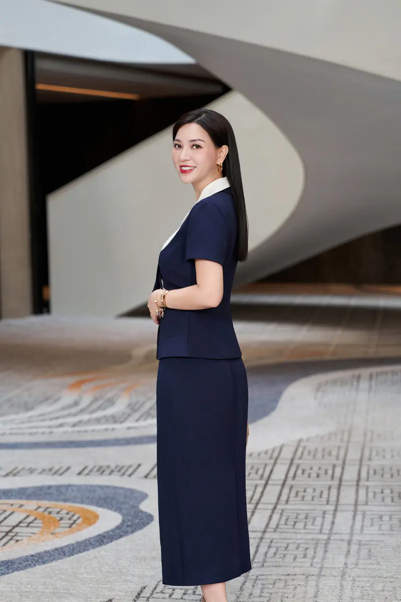 [KIAS x HannahOlala] 𝐄𝐥𝐞𝐠𝐚𝐧𝐭 𝐋𝐞𝐚𝐝𝐞𝐫 – Thanh thuần và trang nhã, chuẩn mực của phong thái quý cô hiện đại